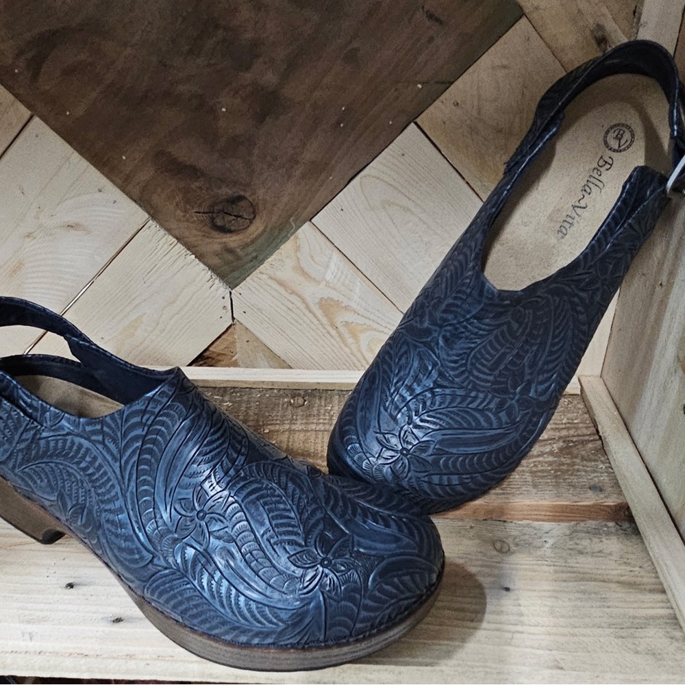 Bella-Beta Embossed Clogs Size 9.5 - Picture 2 of 2